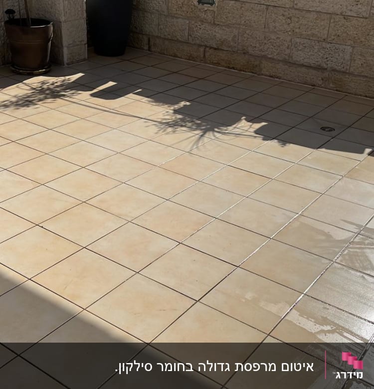רצפת אריחים עם סימני איטום רטובים
